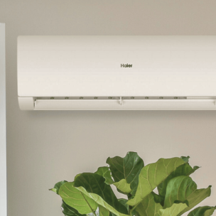 Aire acondicionado Haier 3000 frigorías inverter instalado en salón moderno, eficiente y silencioso, ideal para climatizar estancias con diseño elegante en oferta